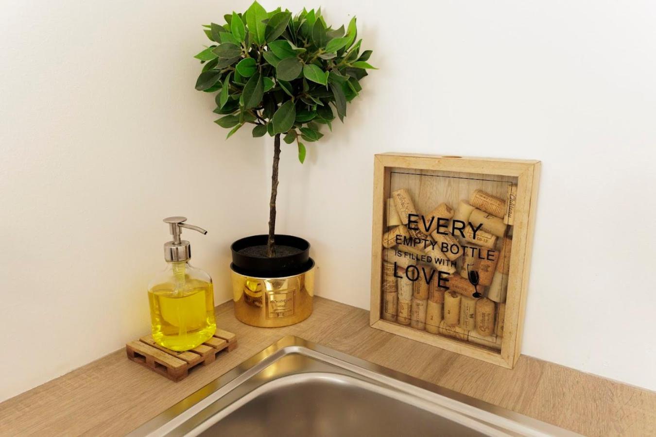 Boutique Flat In Old Town Apartment บราติสลาวา ภายนอก รูปภาพ