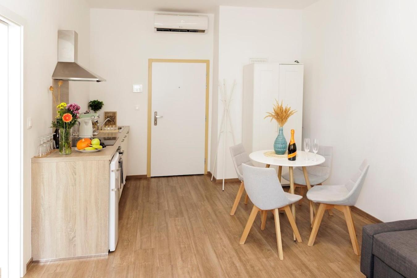 Boutique Flat In Old Town Apartment บราติสลาวา ภายนอก รูปภาพ
