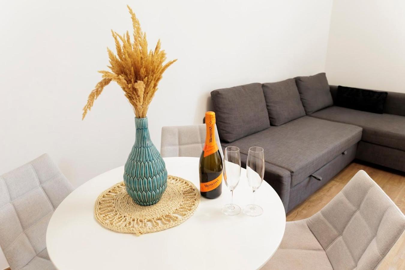 Boutique Flat In Old Town Apartment บราติสลาวา ภายนอก รูปภาพ
